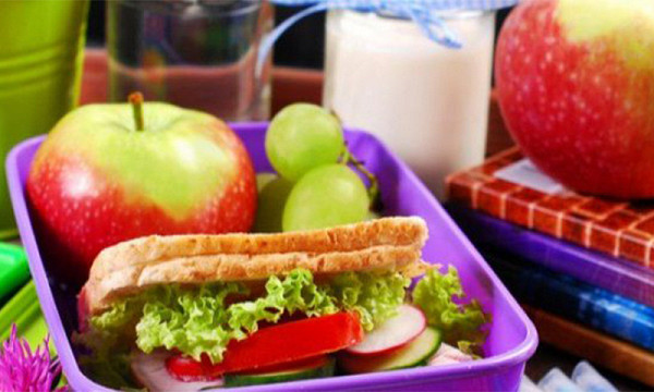 أفضل الوجبات الصحية لطفلك أثناء تأدية الفروض المدرسية